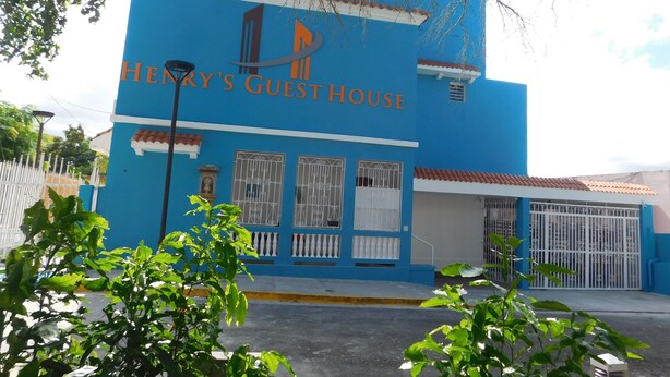 A building with the sign "HENRY'S GUEST HOUSE" on the facade. - Henry's GuestHouse - Hostel (San Juan)
