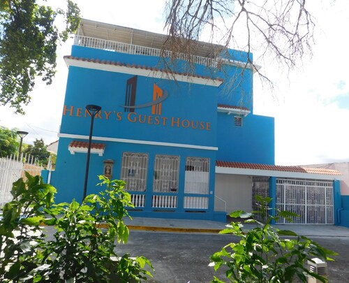 Henry's GuestHouse - Hostel