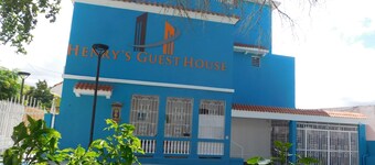 Henry's GuestHouse - Hostel