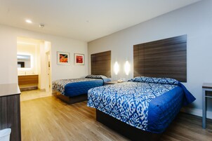 Habitación estándar, 2 camas de matrimonio, no fumadores | Escritorio, tabla de planchar con plancha, wifi gratis y ropa de cama