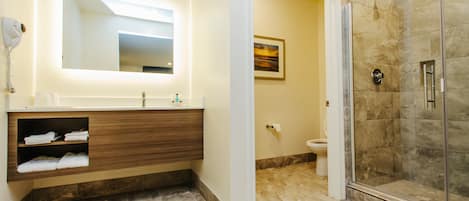 Bañera con ducha, bañera profunda, artículos de tocador gratuitos