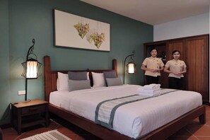 Rom – superior, bassengutsikt | Safe på rommet, skrivebord, wi-fi (inkludert) og sengetøy