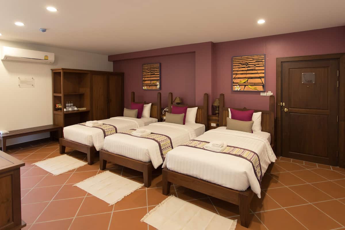 In-room safe, desk, WiFi (free), bed sheets