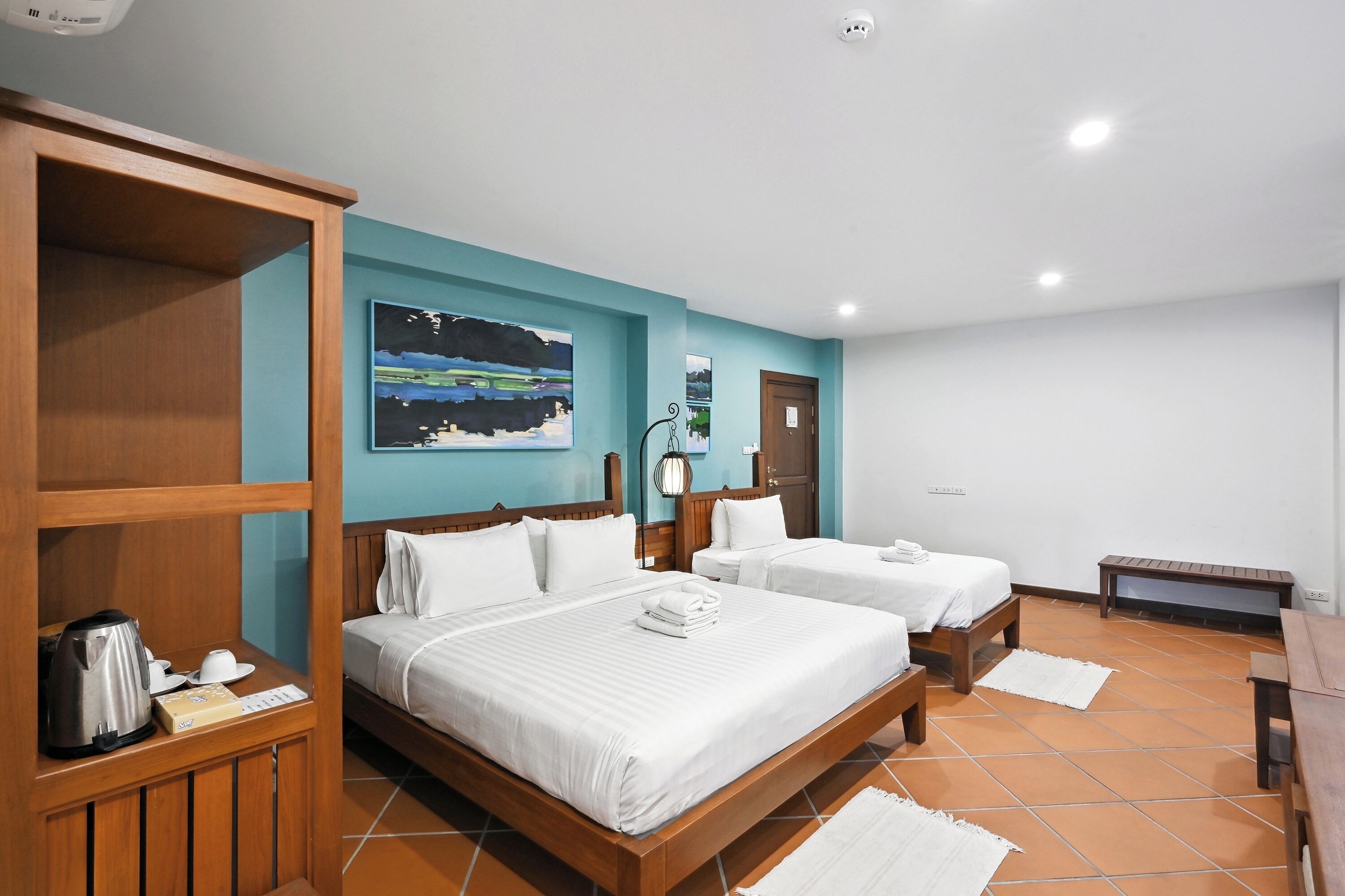 family room | 1 bedroom, in-room safe, desk, free wifi