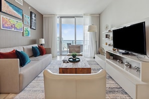 Deluxe Apartment | Living area | Flat-screen TV
