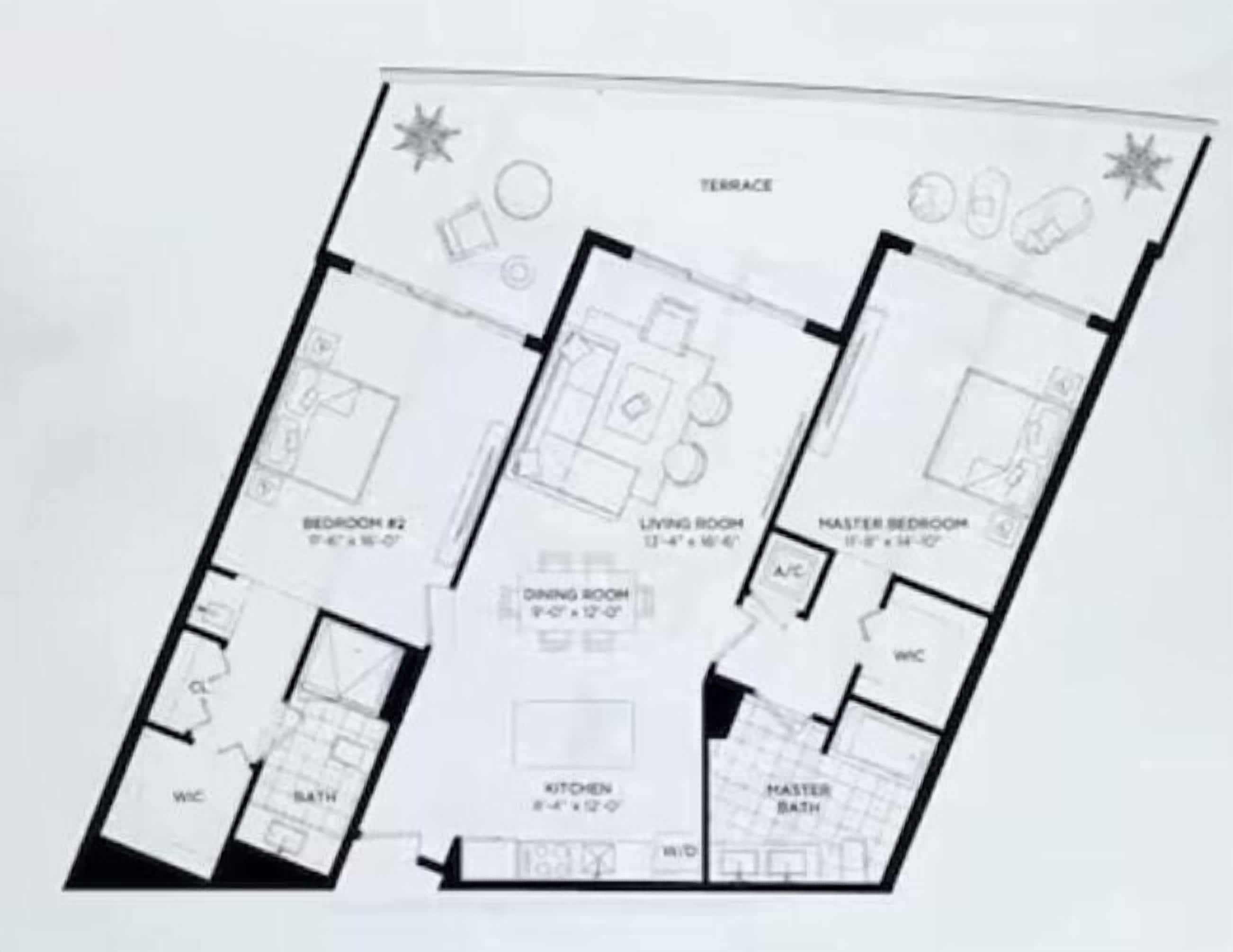 Grundriss eines Hotels mit beschrifteten Räumen, darunter eine Terrasse, ein Wohnzimmer, eine Hauptschlafsuite, ein Esszimmer, eine Küche, ein Hauptbadezimmer, eine Toilette und ein Badezimmer.