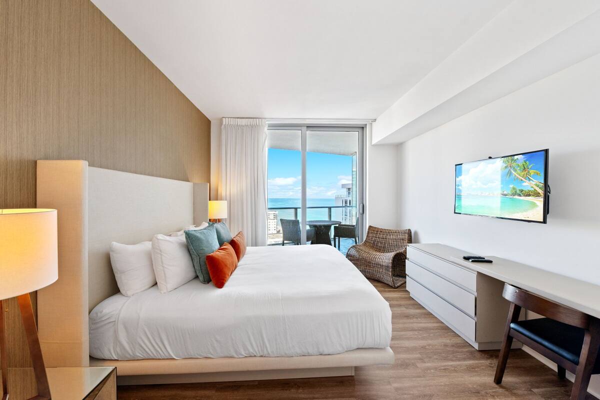 Deluxe Apartment, 2 Bedrooms | 1 bedroom, individually decorated, individually furnished, desk