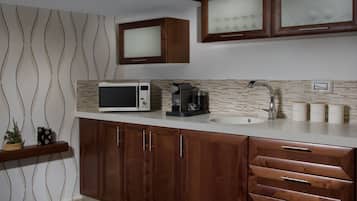 Suite Deluxe, 1 cama Queen size y sofá cama, para no fumadores | Cocina privada | Refrigerador, microondas, lavavajillas y cafetera y tetera