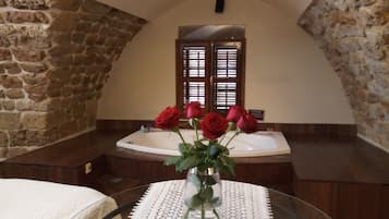 Suite Deluxe, 1 cama Queen size y sofá cama, para no fumadores | Baño | Batas, pantuflas, toallas