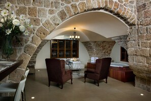 Suite Deluxe, 1 grand lit et 1 canapé-lit, non-fumeur | 1 chambre, coffre-fort, ameublement unique, bureau