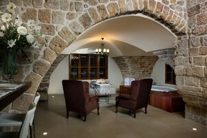 华丽套房, 1 张大床和 1 张沙发床, 无烟房 | 1 多间卧室、客房内保险箱、特色家居、办公桌