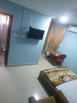 Economy Double Room | 1 bedroom, desk, iron/ironing board, WiFi