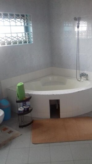 Habitación Deluxe con 2 camas individuales | Baño | Bañera profunda y artículos de higiene personal gratuitos