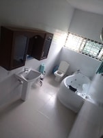 Bañera profunda, artículos de tocador gratuitos