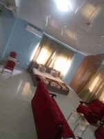 Deluxe Suite | 1 bedroom, desk, iron/ironing board, WiFi