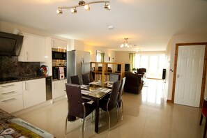 Full-size fridge, microwave, oven, dishwasher - Brynhyfryd (Aberystwyth)