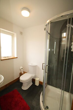 Standard-Apartment | Badezimmer | Dusche, Handtücher