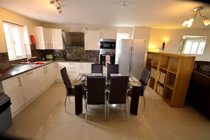 Four Bedroom House | Private kitchen | Full-size fridge, microwave, oven, dishwasher - Brynhyfryd (Aberystwyth)