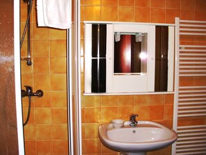 Familien-Vierbettzimmer, 2 Schlafzimmer | Badezimmer | Dusche, Regendusche, kostenlose Toilettenartikel, Haartrockner