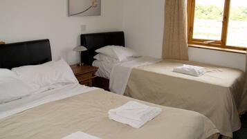 Habitación doble | Baño | Regadera y toallas