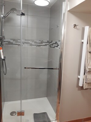 Superior Double Room, Ensuite, Pool View (Chambre OLIVIER) | Individually decorated, individually furnished, soundproofing, free WiFi - Le Mas des Vergers (Salon-de-Provence)