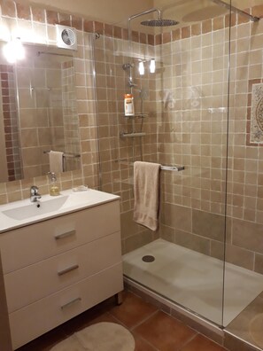 Traditionele studio, privébadkamer, uitzicht op zwembad (Studio Camargue) | Individueel gedecoreerd, individueel gemeubileerd, geluiddichte muren
