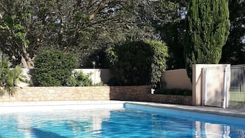 Piscina all'aperto, lettini