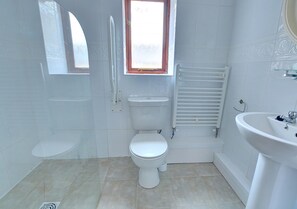 Tweepersoonskamer | Badkamer | Een bad/douchecombinatie, gratis toiletartikelen