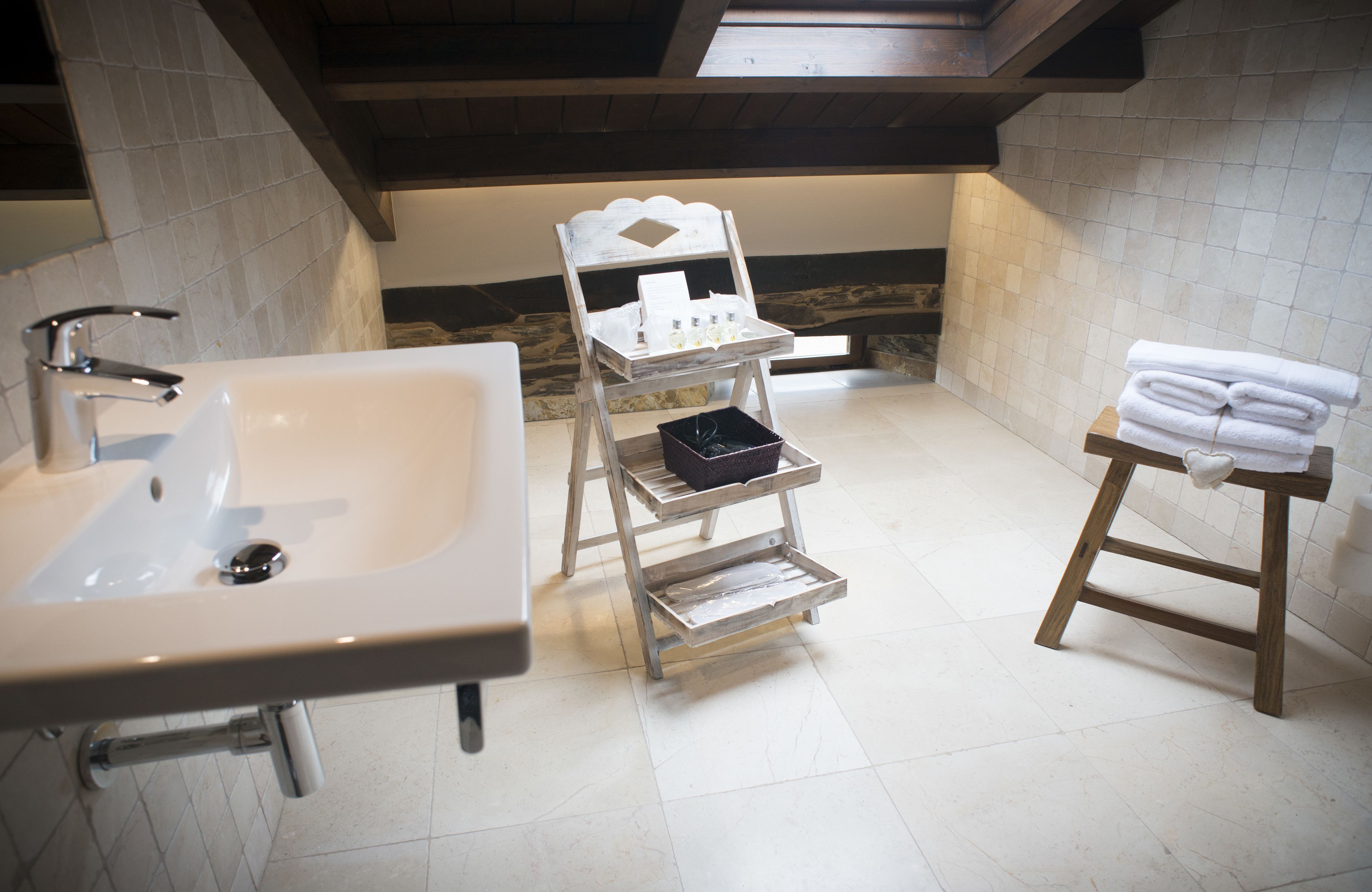 Family Suite | Bathroom | Shower, free toiletries, hair dryer, towels