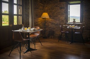 Petit déjeuner continental (9.00 EUR par personne)