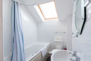 Tweepersoonskamer | Badkamer | Een douche, gratis toiletartikelen, handdoeken