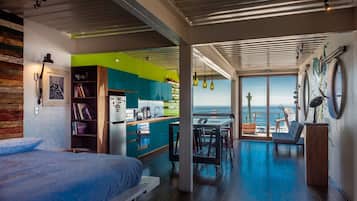 Deluxe Studio Suite | Private kitchen | Fridge, microwave, oven, stovetop