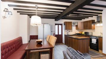 Habitación doble | Cocina privada | Refrigerador con congelador, microondas, horno y parrilla de estufa