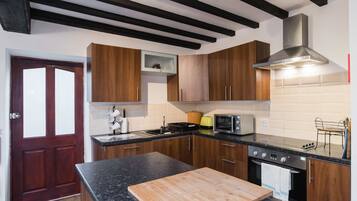 Habitación doble | Cocina privada | Refrigerador con congelador, microondas, horno y parrilla de estufa