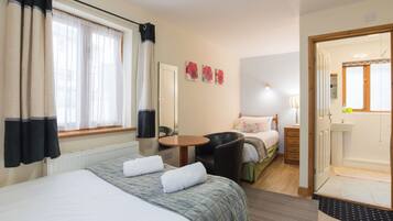 Habitación doble | 3 habitaciones, escritorio, wifi gratis y ropa de cama