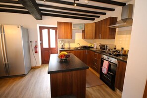 Full-size fridge, microwave, oven, stovetop