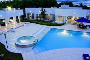 Outdoor pool, pool umbrellas - Beraca Country House (Armenia)