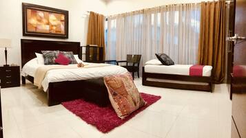 4 bedrooms, Egyptian cotton sheets, premium bedding, down comforters