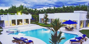 Outdoor pool, pool umbrellas - Beraca Country House (Armenia)