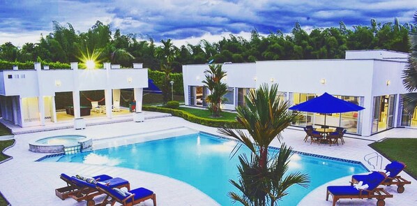 室外游泳池，池畔遮阳伞