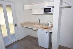 Habitación superior, 1 cama de matrimonio grande, no fumadores | Caja fuerte, decoración individual, mobiliario individual y escritorio