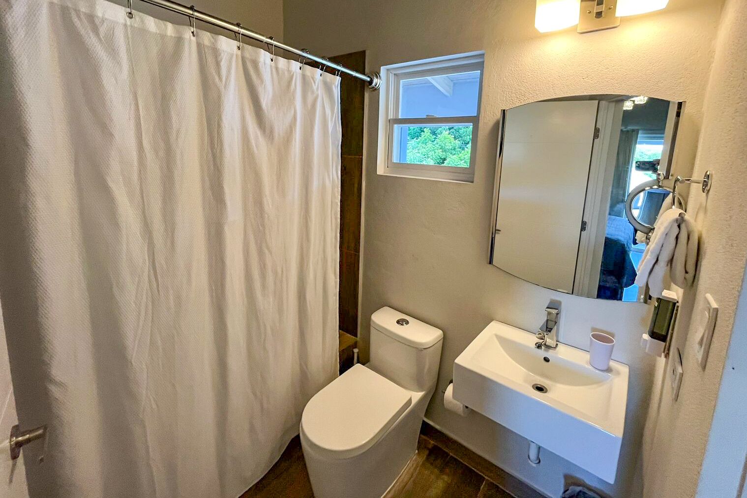 superior room, 1 king bed, non smoking | bathroom | shower, towels