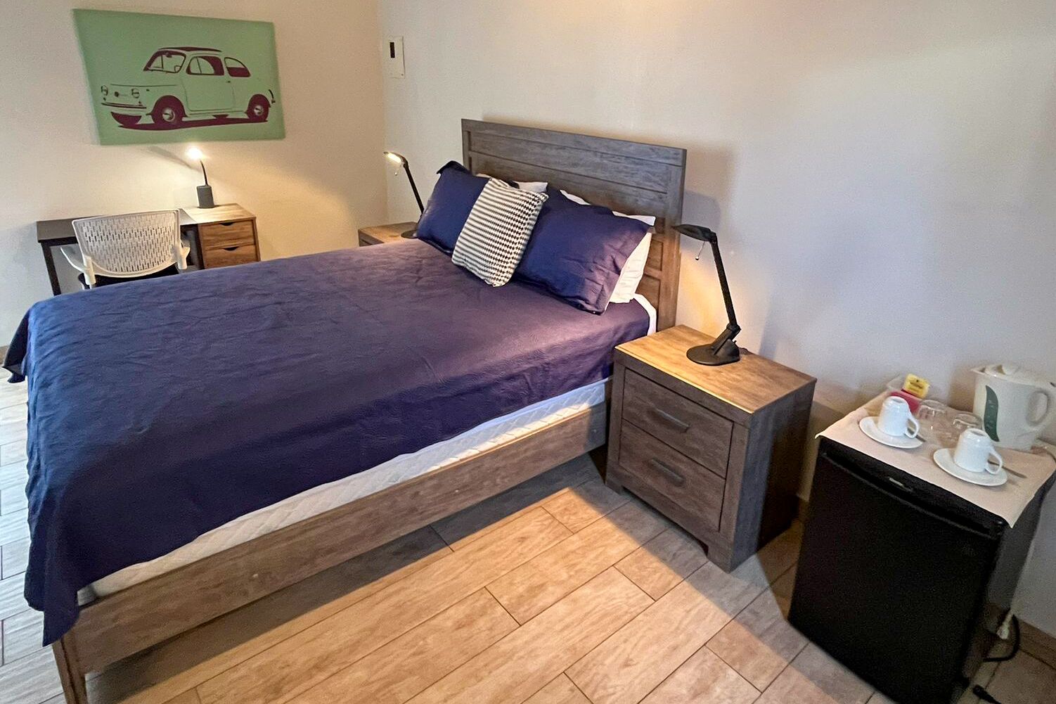 standard room, 1 queen bed, non smoking | in-room safe, individually decorated, individually furnished, desk