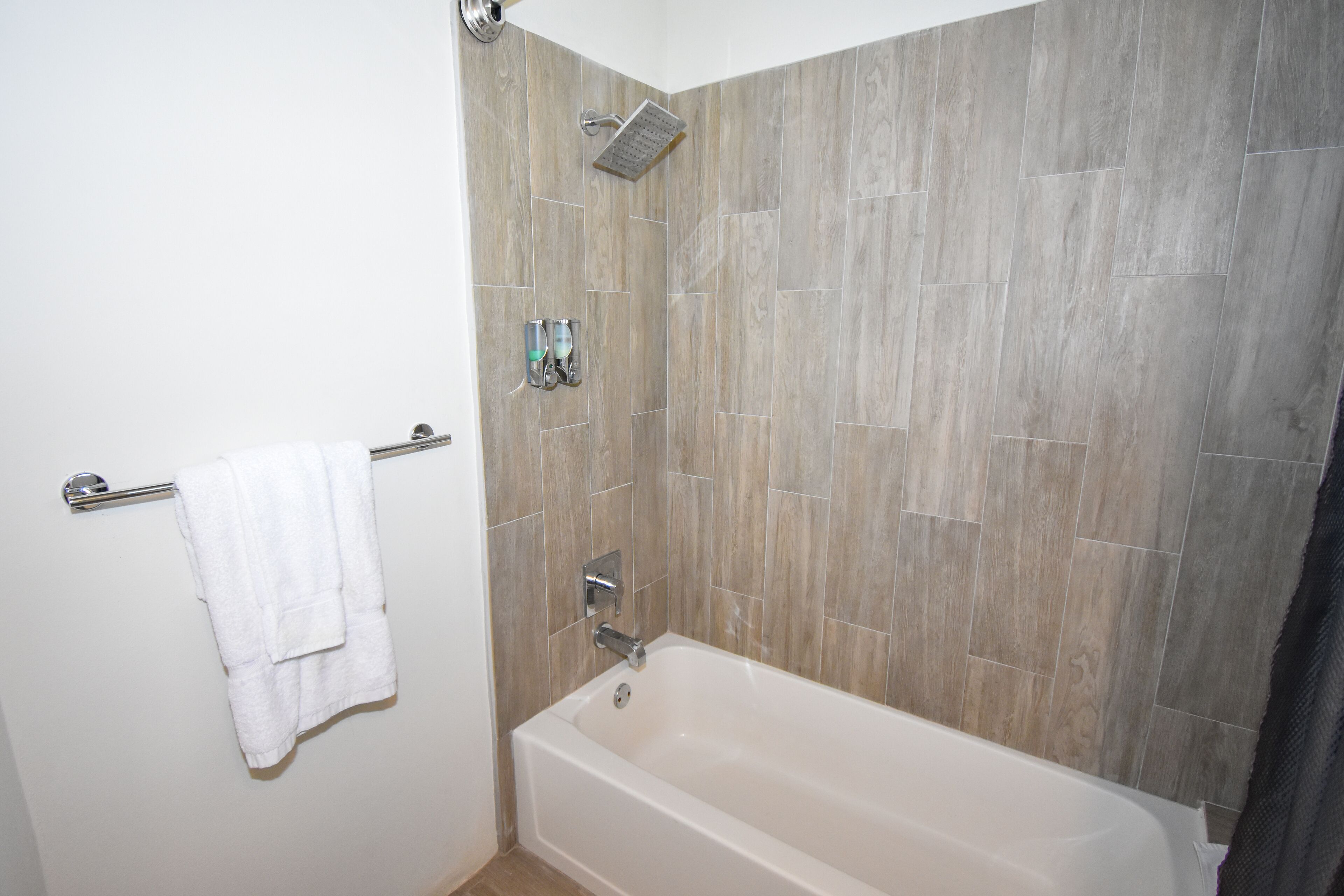 superior room, 1 king bed, non smoking | bathroom | shower, towels