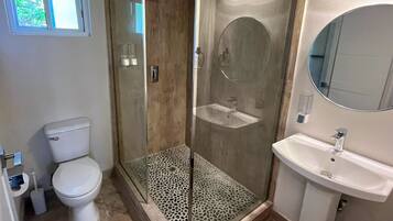 Standard Room, 1 Queen Bed, Non Smoking | Bathroom | Shower, towels