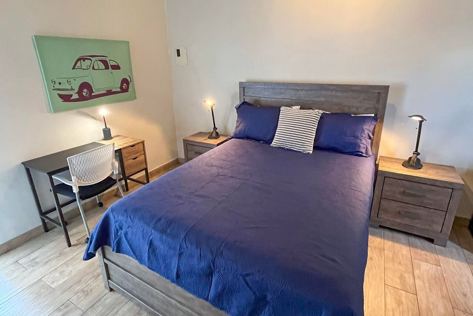 standard room, 1 queen bed, non smoking | in-room safe, individually decorated, individually furnished, desk