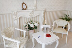 Deluxe Apartment, 1 Queen Bed, Kitchen, Garden View | Bathroom amenities | Combined shower/tub, jetted tub, hydromassage showerhead - Royal Suite near Lake (Sumy)