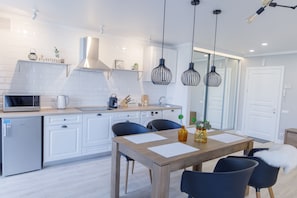 Exclusive Studio Suite, 1 Queen Bed with Sofa bed, Non Smoking | Frette Italian sheets, premium bedding, down duvets, Select Comfort beds - Royal Suite near Lake (Sumy)