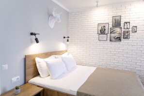 Frette Italian sheets, premium bedding, down duvets, Select Comfort beds - Royal Suite near Lake (Sumy)