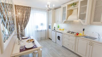 Căn hộ Deluxe, 1 giường cỡ queen, bếp, quang cảnh vườn | Bếp riêng | Tủ lạnh, lò vi sóng, bếp nấu, dụng cụ pha cà phê/trà
